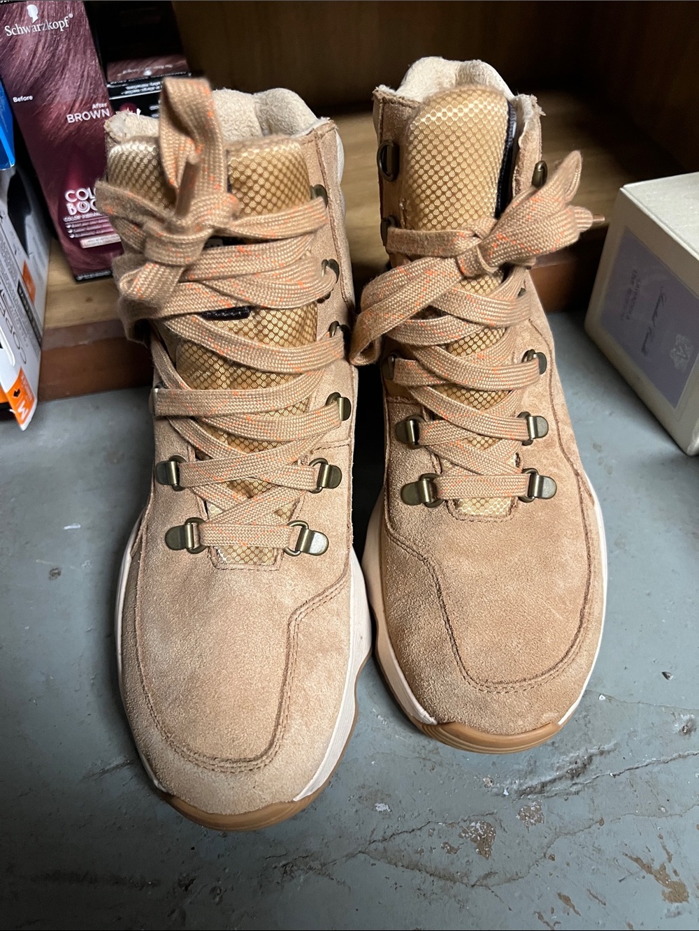Woman’s Sorel Suede High-Top boots size 7.5 in Tan